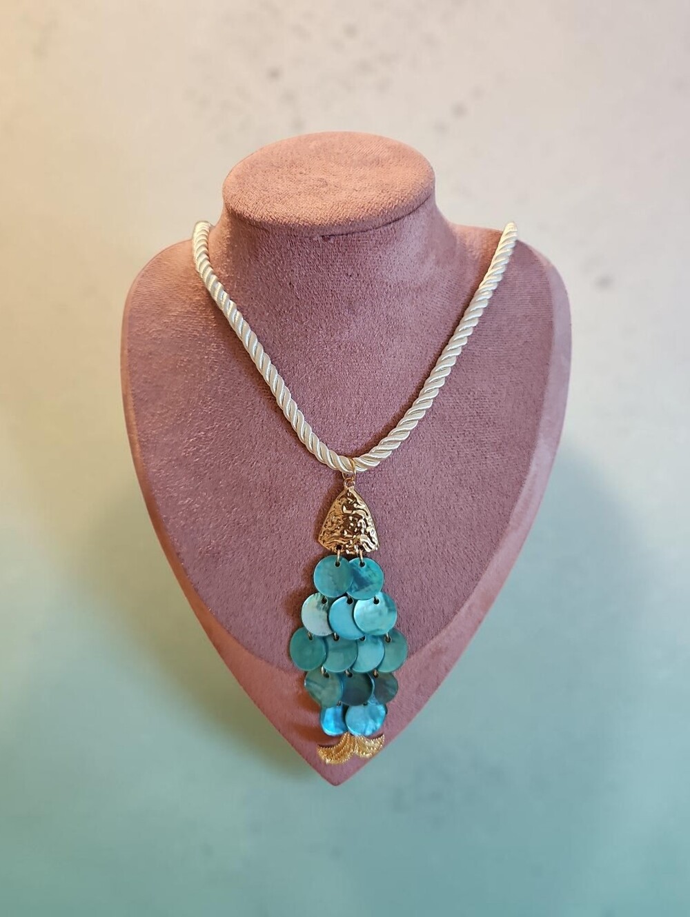 Sassified BOUTIQUE NWT Blue Shell Disc Pendant Necklace with Gold Accents